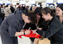 中国女篮回国，在机场受到热烈欢迎。