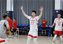 中国男篮在青岛公开集训，乔帅表示希望李尽快归队。