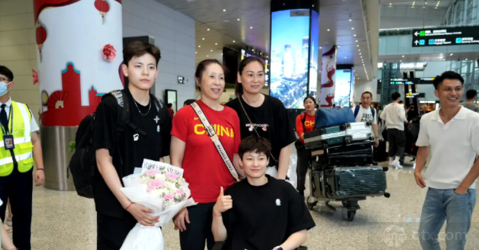 中国女篮回国球迷接机