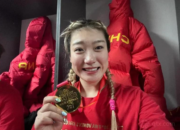 李梦谈膝盖伤势 弯腿伸直都达不到角度