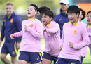 孙文加入中国女足为铿锵玫瑰加油。