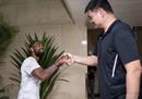 欧文孙与姚明握手，并与我和姚明合影。