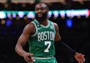 布朗签下了NBA历史上最大的5年合同，以3.04亿美元续约绿军。