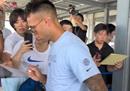 劳塔罗向前来接机的球迷示意国际米兰已经抵达日本。