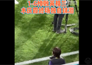 惨败后，水独自坐在长椅上擦眼泪。中国女足需要走出失利阴霾，正视差距