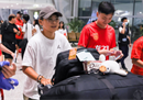 中国女足从世界杯回国，凌晨抵达广州。球迷问候中国女足，送上鼓励。