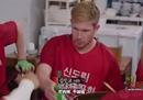 德布劳内出演了一部韩国小品，敬酒，用泡菜翻鸡排，喝烧酒，被前辈们训话。