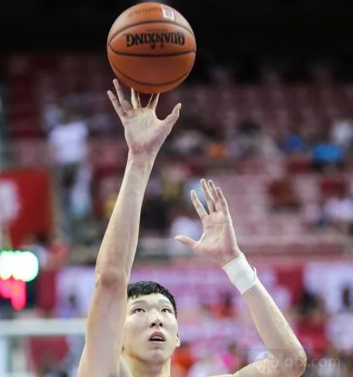 中国男篮队员周琦