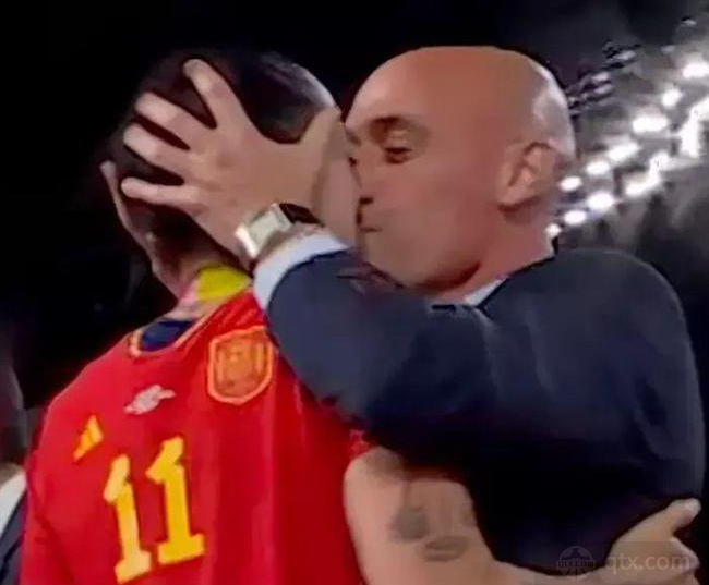 “亲吻门”事件