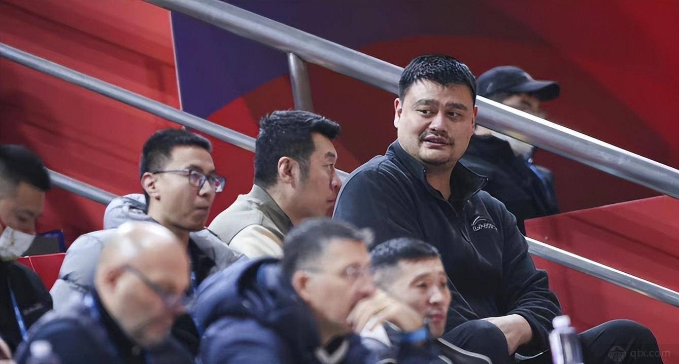 中国篮协主席姚明随队出征2023年男篮世界杯