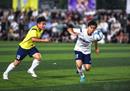 贵州村超和英超联合举办社区足球友谊赛。