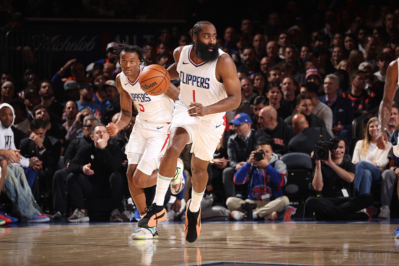 NBA最新战况快船131-102爵士
