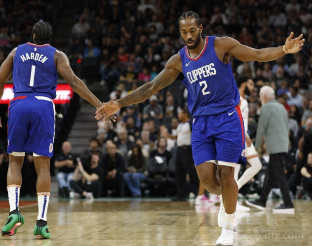 NBA最新战况快船100-97魔术