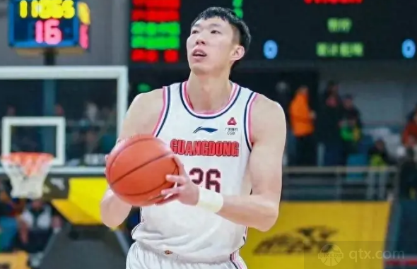 中国男篮球员周琦
